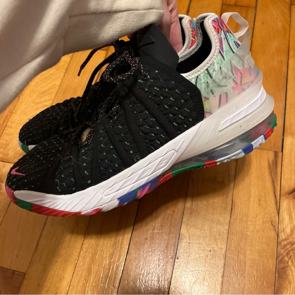 Boys Lebron basketball shoes - Picture 3 of 6